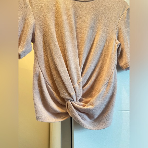 Aritzia fall short sleeve top. Size M - Picture 4 of 4